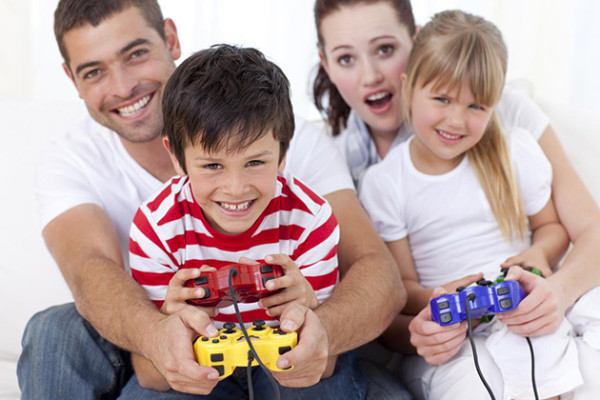 ¿Es muy pequeño mi hijo para jugar con videojuegos?